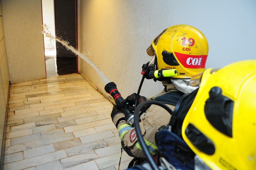 Corpo de Bombeiros faz treinamento no Anexo do Palácio do Buriti